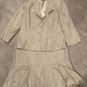 Donny and Nicole two piece suite size 8 beige